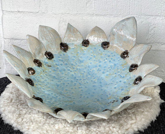 Fat med blombladsuddar